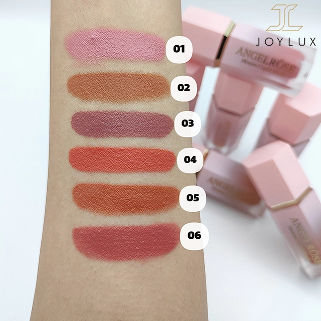 تست رنگ رژگونه Angel Rose تست رنگ رژگونه Angel Rose روی دست با طیف رنگ طبیعی