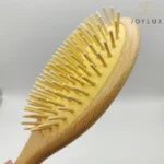 مای نزدیک از دندانه‌های چوبی برس بامبو