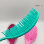 نمای بغل از دندانه‌های برس مو گره باز کن