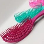 نمای بغل از دندانه‌های برس های مو گره باز کن