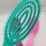 نمای نزدیک از دندانه‌های برس مو گره باز کن