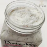 نمای نزدیک از بافت اسکراب بدن شیر الاغ وکالی با ذرات لایهبردار.