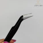 نمای نزدیک از نوک پنس مژه سر کج برند DR Migie