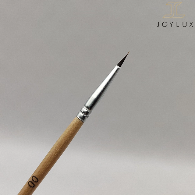 نمای نزدیک از نوک دقیق قلم آرایشی ییبی فانگ سایز 00 نمای نزدیک از نوک قلم آرایشی ییبی فانگ سایز 00