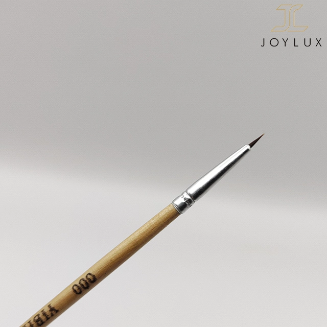 نمای نزدیک از نوک دقیق قلم آرایشی ییبی فانگ سایز 000 نمای نزدیک از نوک قلم آرایشی ییبی فانگ سایز 000