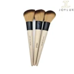 براش آرایشی با دسته سفید و موهای نرم