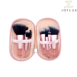 ست براش آرایشی ۱۰ تکه داخل کیف باز شده به-نمایش گذاشته شده