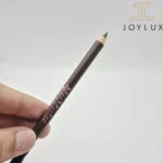 نمای نزدیک مداد ابرو مزمرایز شماره 506 رنگ قهوه‌ای طبیعی